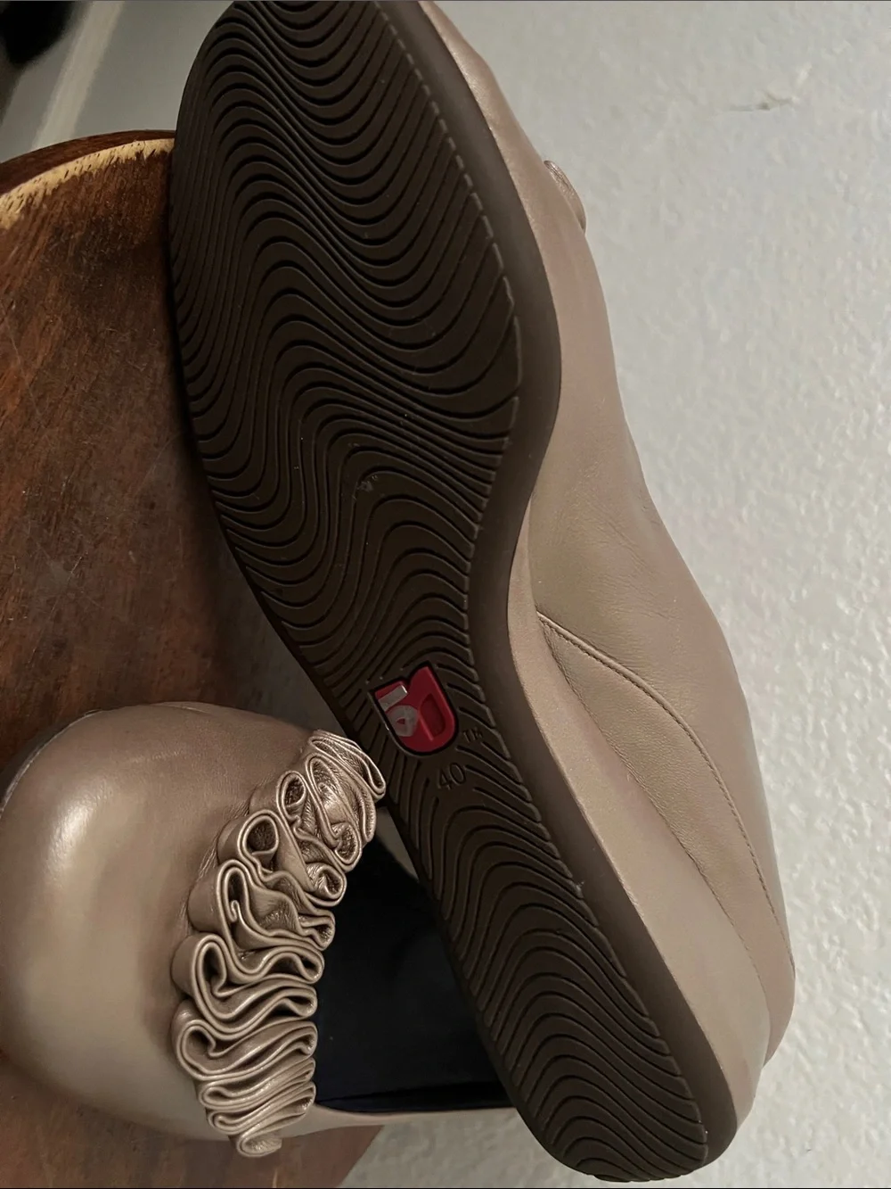 Umberto Raffini Ruffle-Trim Ballet Flats - Taupe
